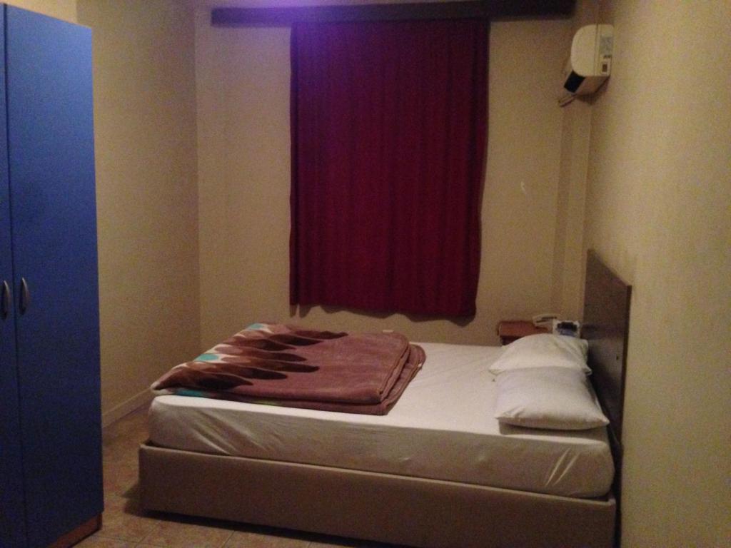 梅尔辛北汉酒店的红色窗户的房间里一张床位