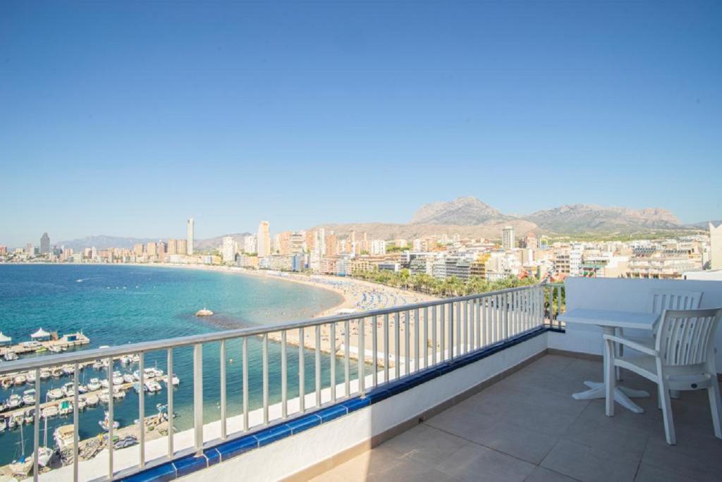 贝尼多姆Apartamentos La Mar的享有海滩和建筑景致的阳台