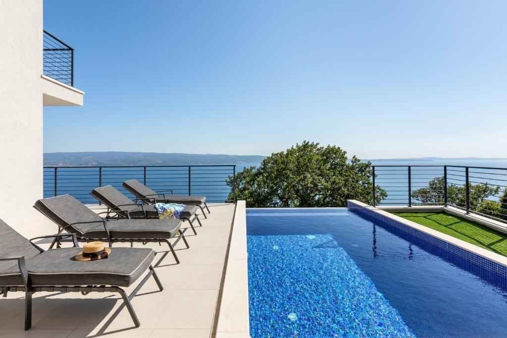 耶塞尼采Villa Lipa的海景别墅 - 带游泳池