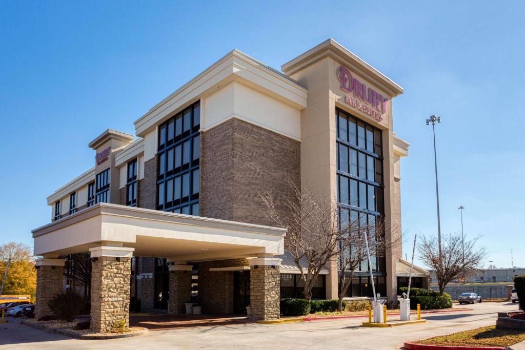 莫罗Drury Inn & Suites Atlanta Morrow的前面有标志的建筑