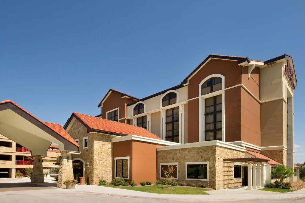 圣安东尼奥Drury Plaza Hotel San Antonio Airport的一座大型砖砌建筑,有一座建筑