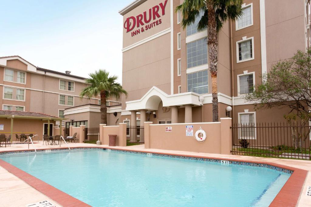 麦卡伦Drury Inn & Suites McAllen的酒店前的游泳池