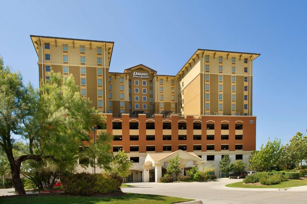 圣安东尼奥Drury Inn & Suites San Antonio Near La Cantera的两座高楼的景色