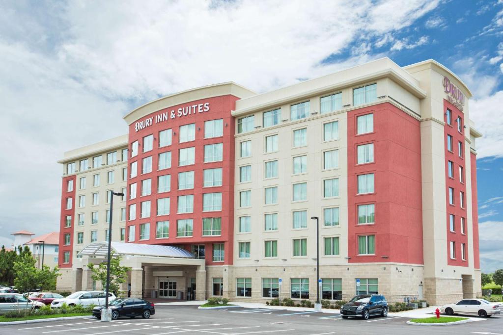 迈尔斯堡Drury Inn & Suites Fort Myers Airport FGCU的新旅馆和套房建筑的 ⁇ 形