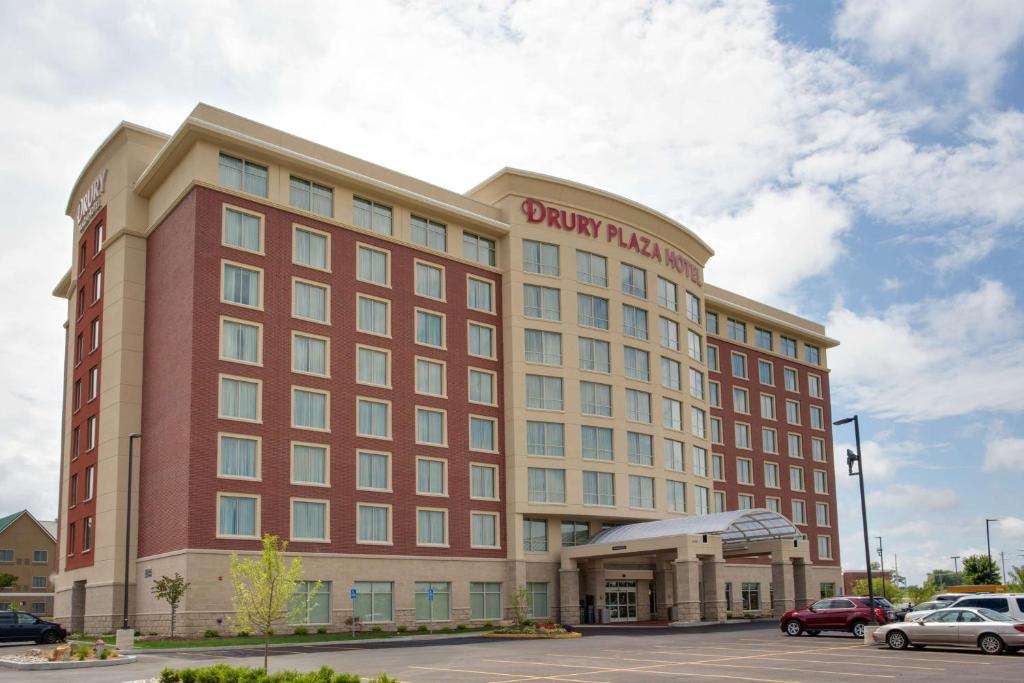 哥伦比亚Drury Plaza Hotel Columbia East的停车场里一个特朗普酒店的 ⁇ 染