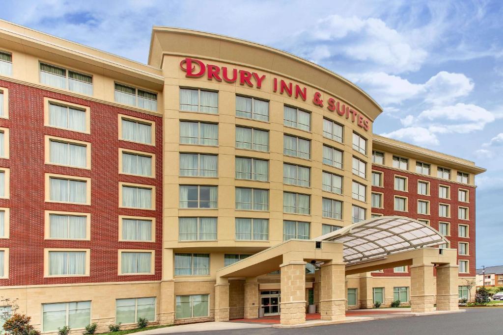 诺克斯维尔Drury Inn & Suites Knoxville West的 ⁇ 咒酒店和套房建筑