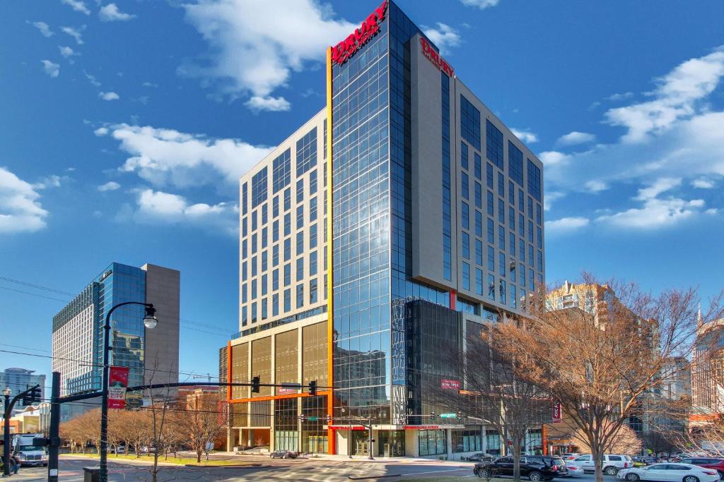 纳什维尔Drury Plaza Hotel Nashville Downtown的一座高大的玻璃建筑,上面有红色的标志