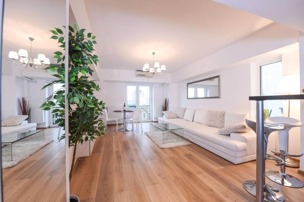 布加勒斯特New luxury flat at Unirii Square, Piata Unirii的客厅配有白色的沙发和桌子