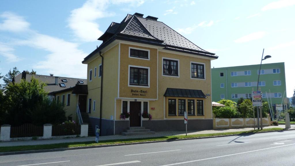 维瑟尔堡Cityhostel Wieselburg的街道边的黄色建筑