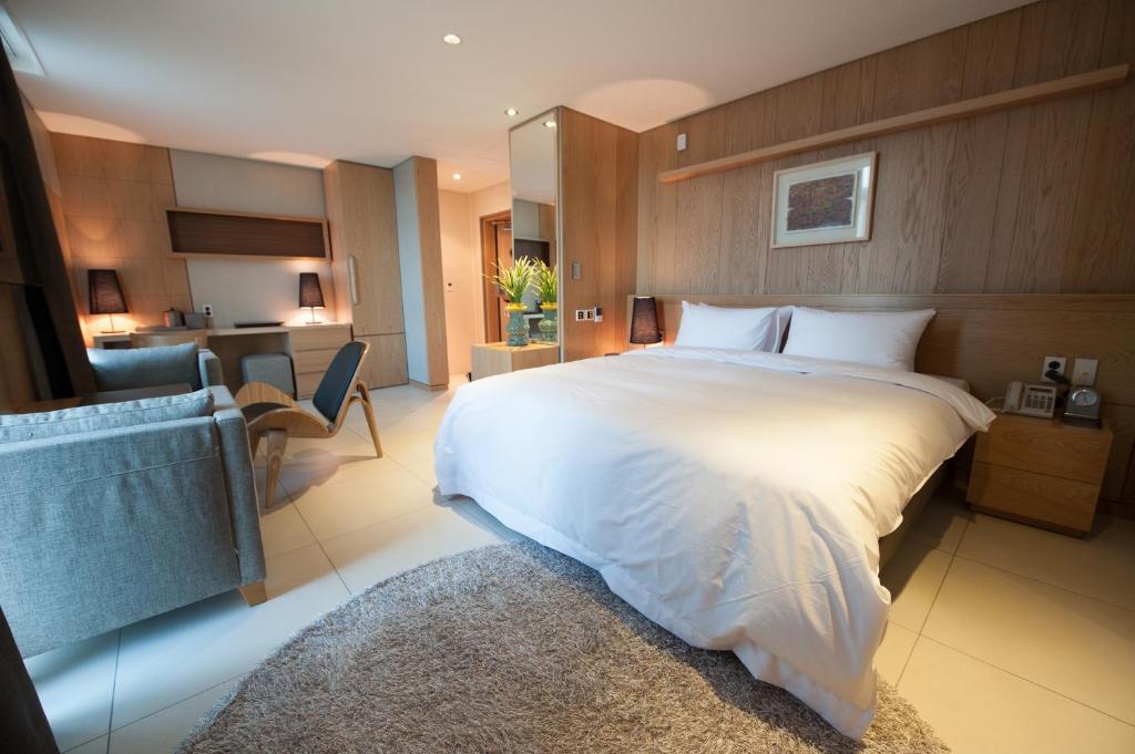首尔日安酒店的卧室配有一张白色大床
