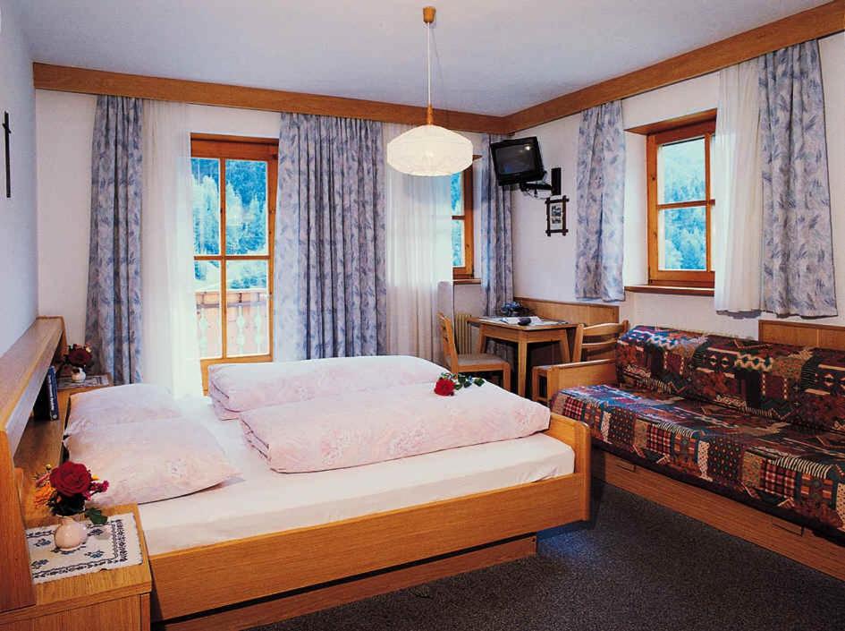 富内斯米特姆赫尔宾馆的一间带床和沙发的小卧室
