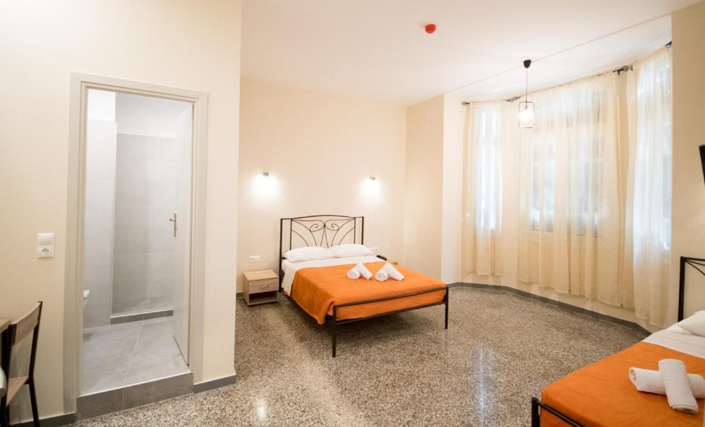 雅典Athens Psiri Hotel的一间卧室设有一张床和一个步入式淋浴间。