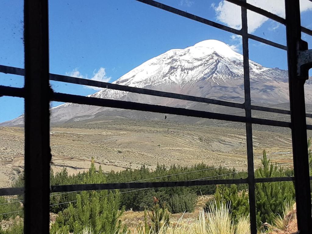 ChimborazoHospedaje Chimborazo的透过窗户可欣赏到雪山的景色