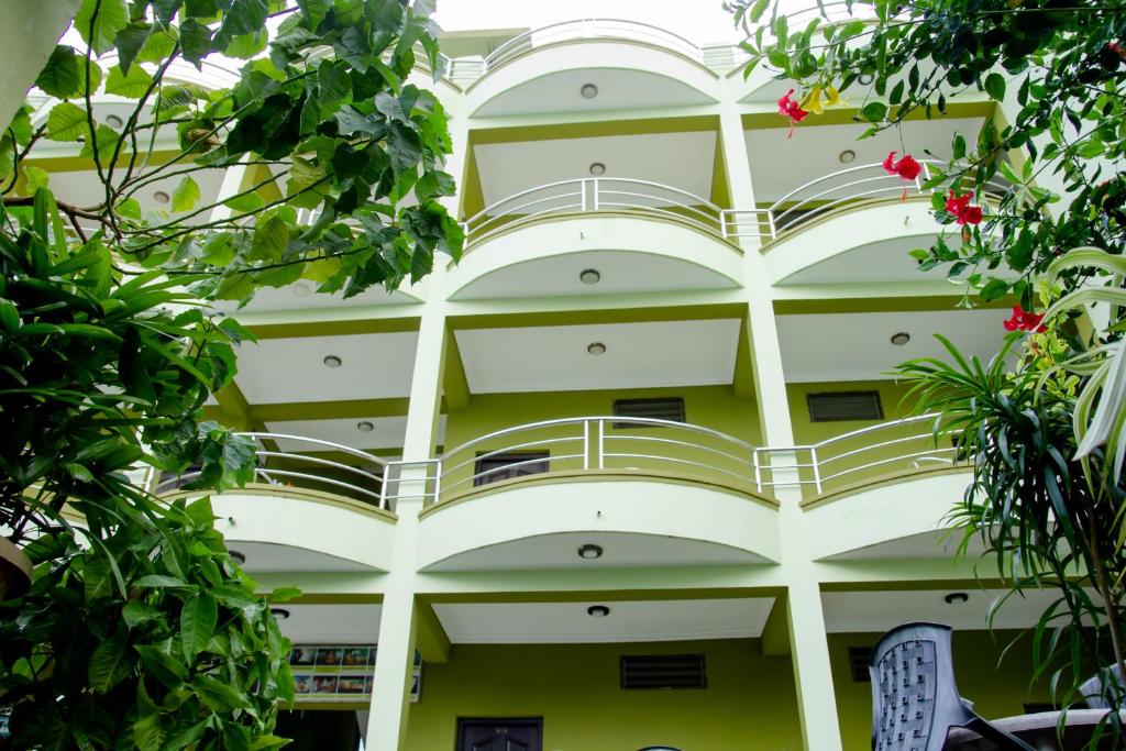 拉明德Lumbini Guest House的一座带阳台的建筑,前面有树木