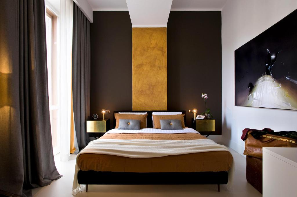 罗马西班牙广场9住宿加早餐旅馆的一间卧室配有一张大床和两个枕头