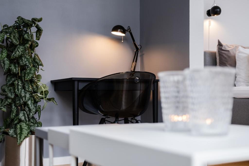 Brøndbyvester埃德瑞特斯酒店的一张桌子,里面配有一盏灯和一把椅子