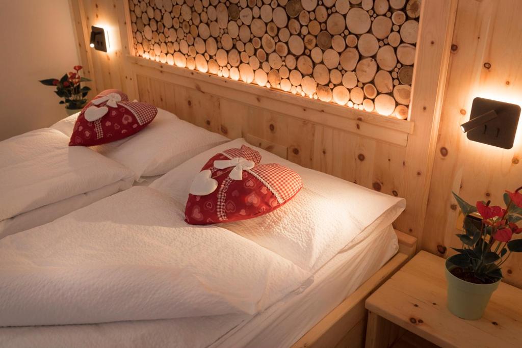 莱德罗Garni Le Prealpi的木墙客房 - 带两张单人床