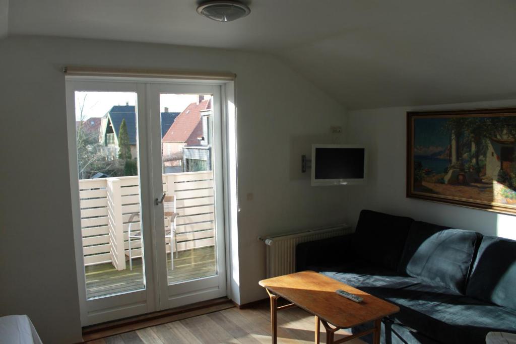 哥本哈根拉维莱宾馆的带沙发和滑动玻璃门的客厅