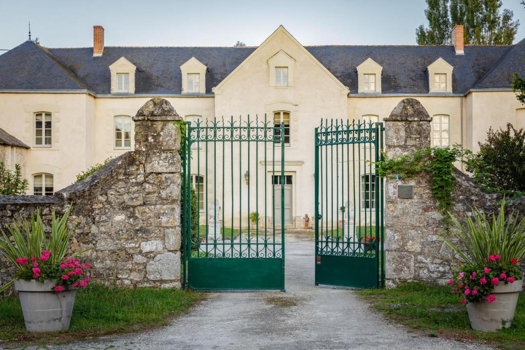 克罗萨克Manoir de Bel Ébat的城堡入口,设有绿色门
