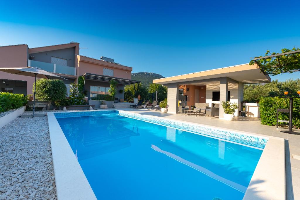 卡什泰拉Villa Toni with 5 bedrooms and heated pool的一座带游泳池和房子的别墅