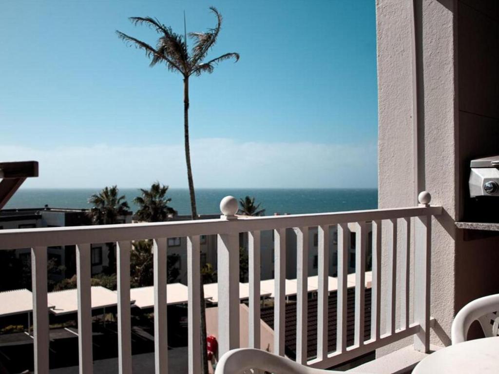 乌旺戈海滩184 Laguna La Crete的阳台拥有棕榈树和海洋