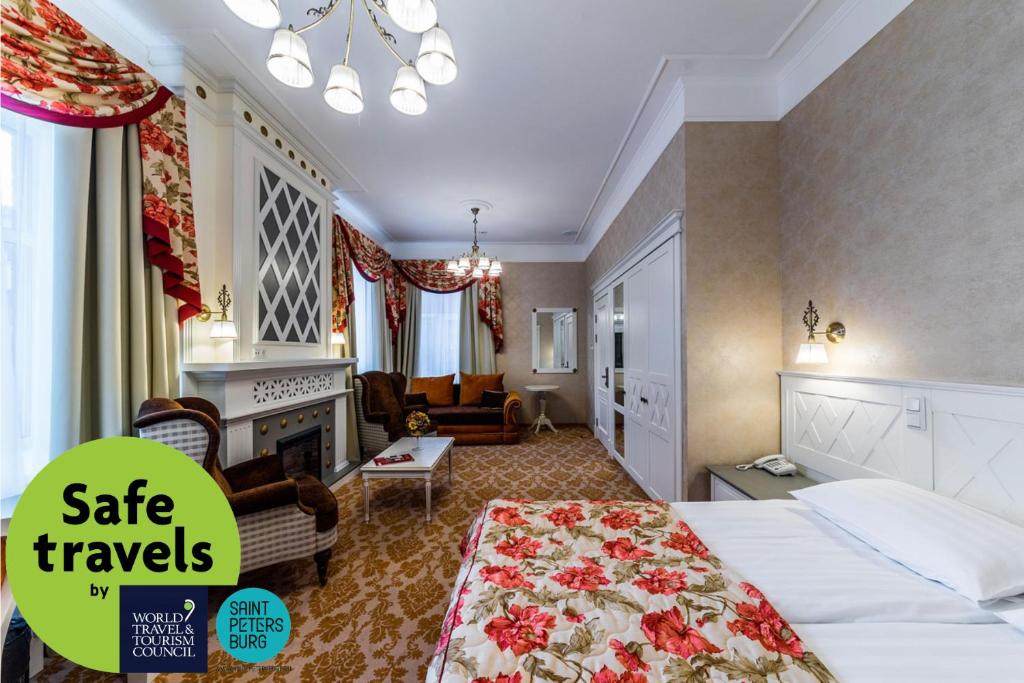 圣彼得堡斯特雅纳亚克伦威尔客旅馆的酒店客房设有床和客厅。