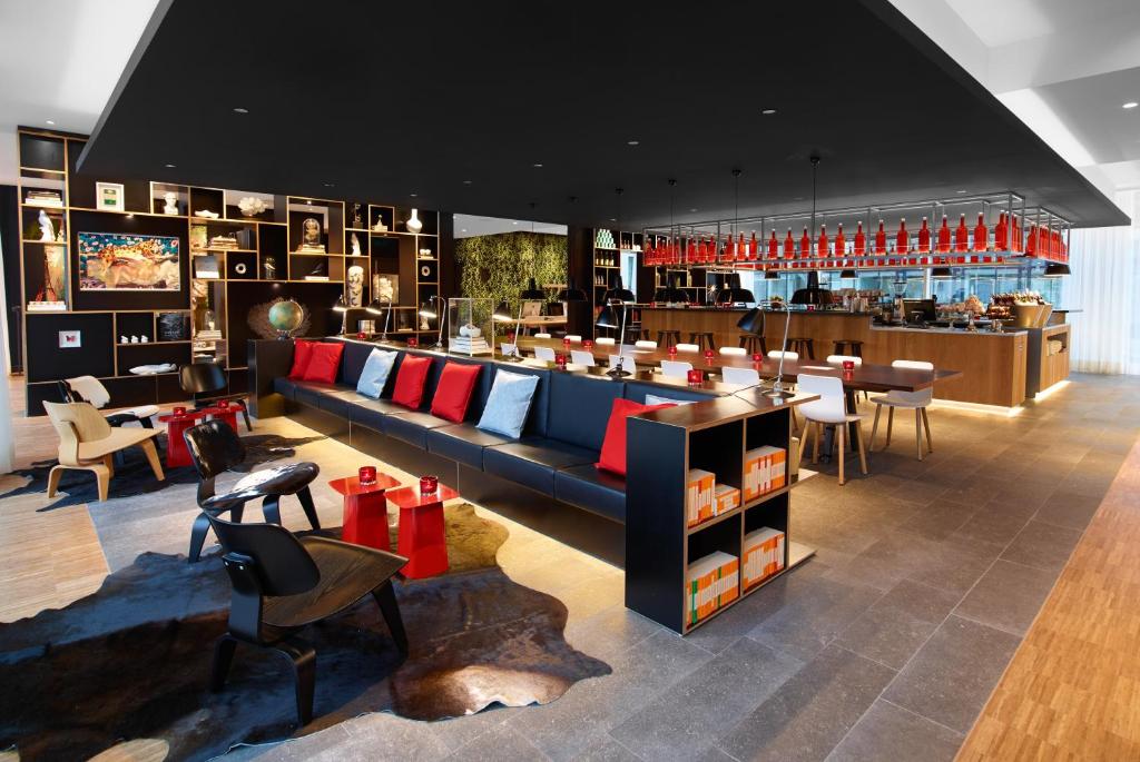 鹿特丹鹿特丹世民酒店的餐厅设有红色和蓝色的酒吧