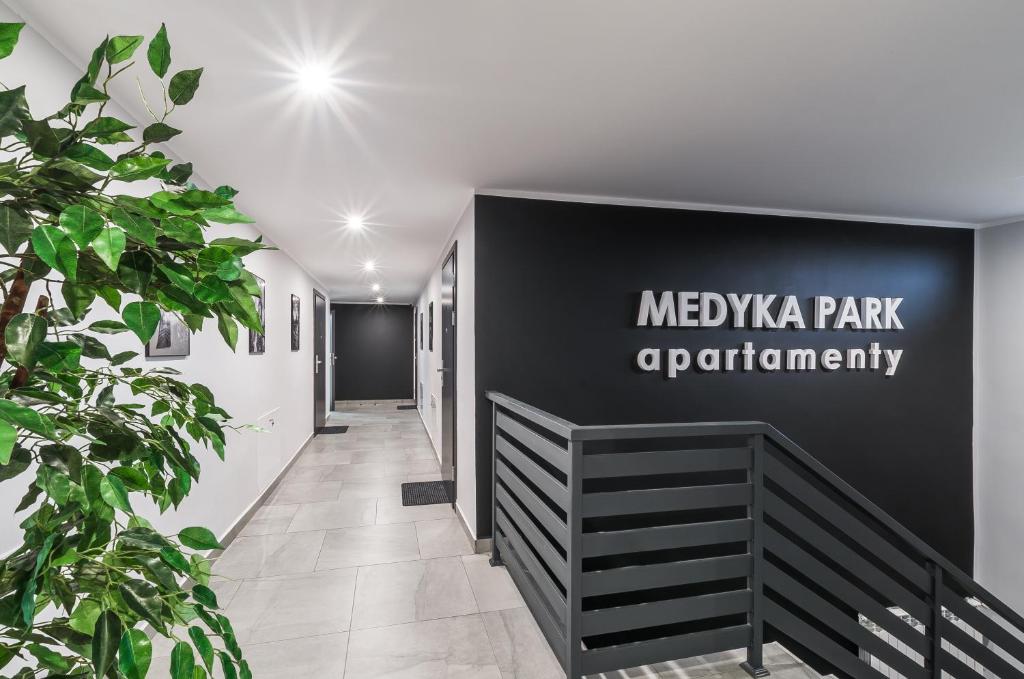 MedykaApartamenty Medyka Park的带有标志的走廊,上面有非法读取墨西哥公园的标志