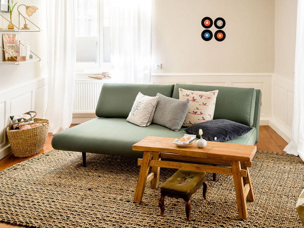 林道altstadtherz的客厅配有绿色沙发和桌子