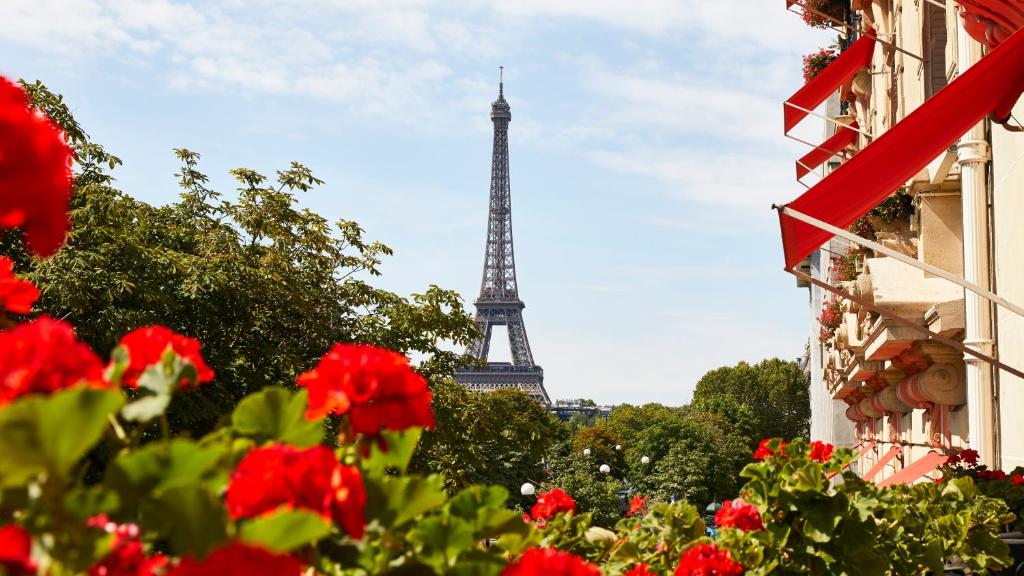 巴黎Hôtel Plaza Athénée - Dorchester Collection的享有艾菲尔铁塔和红花的景色