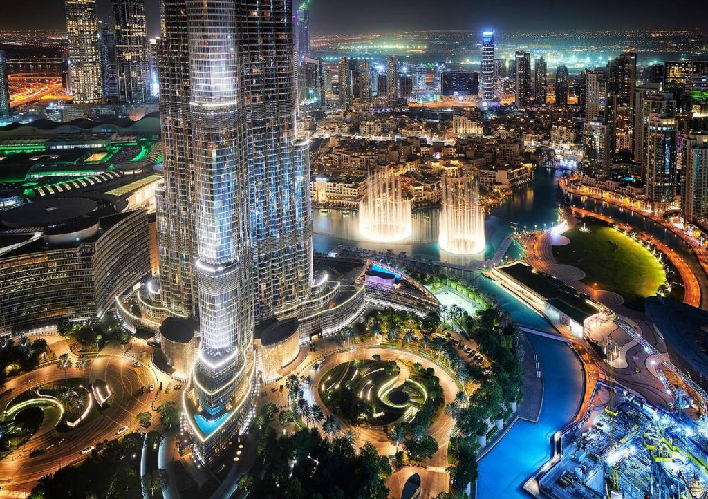 迪拜FIRST CLASS 3BR with full BURJ KHALIFA and FOUNTAIN VIEW的夜晚城市的空中景观