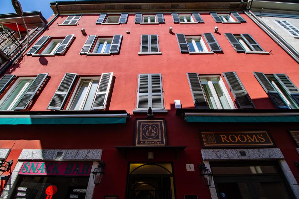 科莫丽娃阿拉戈酒店的街上有多个窗户的红色建筑