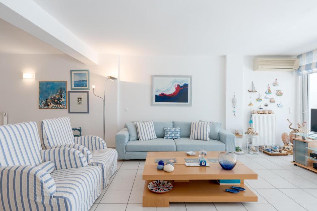 埃雷特里亚Beachfront Modern Apartment的客厅配有两张沙发和一张咖啡桌