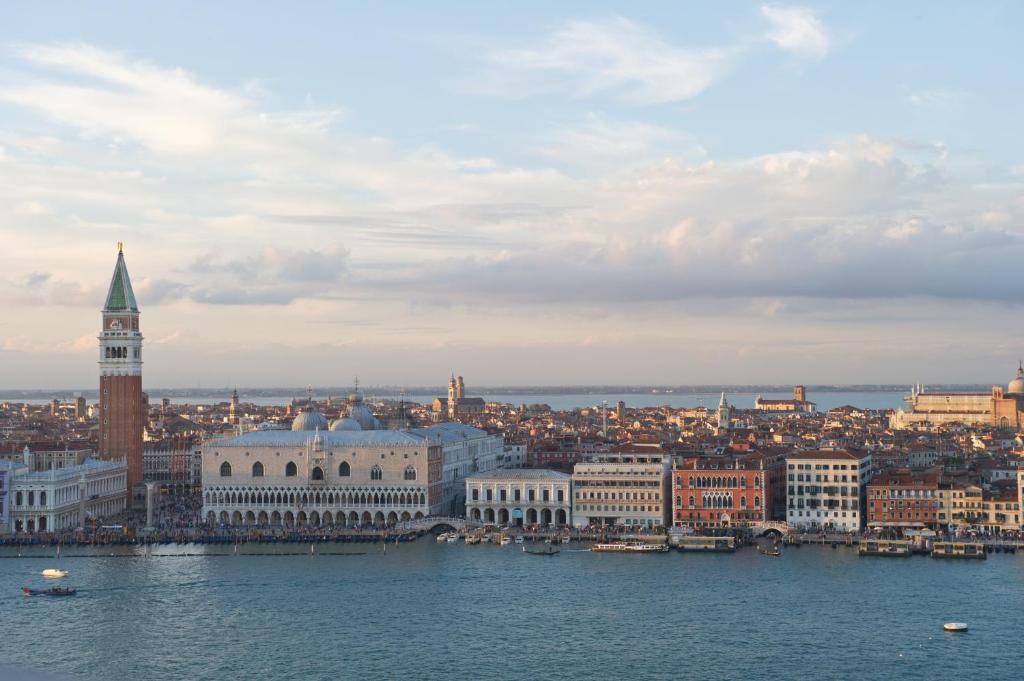威尼斯萨沃亚及尤兰达酒店的享有城市美景,设有钟楼