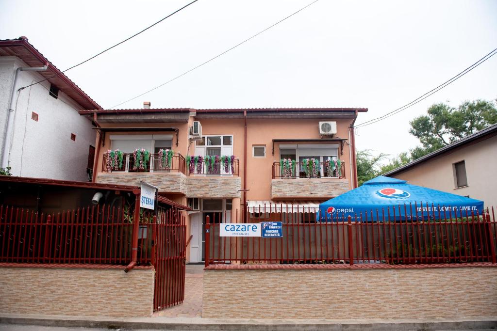 南埃福列Casa Ștefan的前面有一把蓝色伞的房子