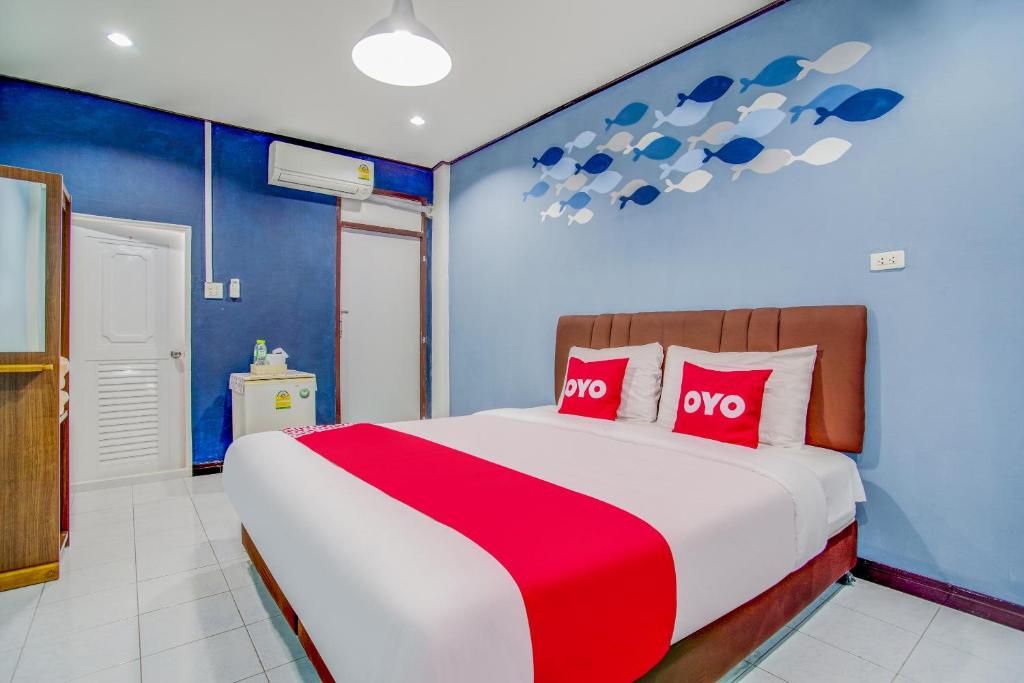 北柳OYO 428 Pha Mansion的一间卧室配有一张大床和两个红色枕头
