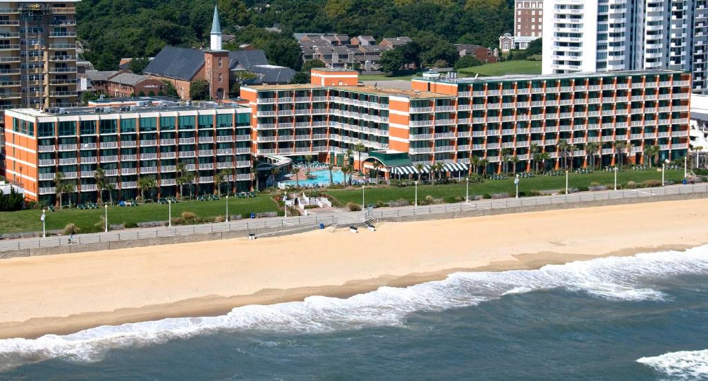 弗吉尼亚海滩Holiday Inn & Suites Virginia Beach - North Beach, an IHG Hotel的享有海滩和海洋的空中景致