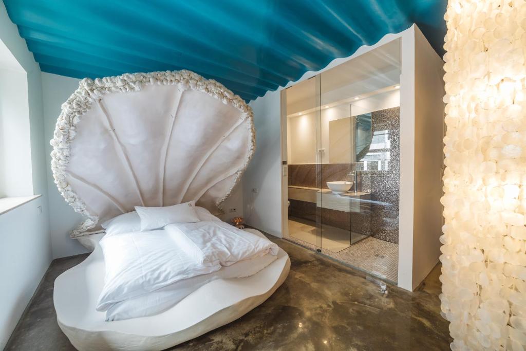 科隆18Arts Hotel - Living in a Gallery!的卧室配有白色床和蓝色天花板