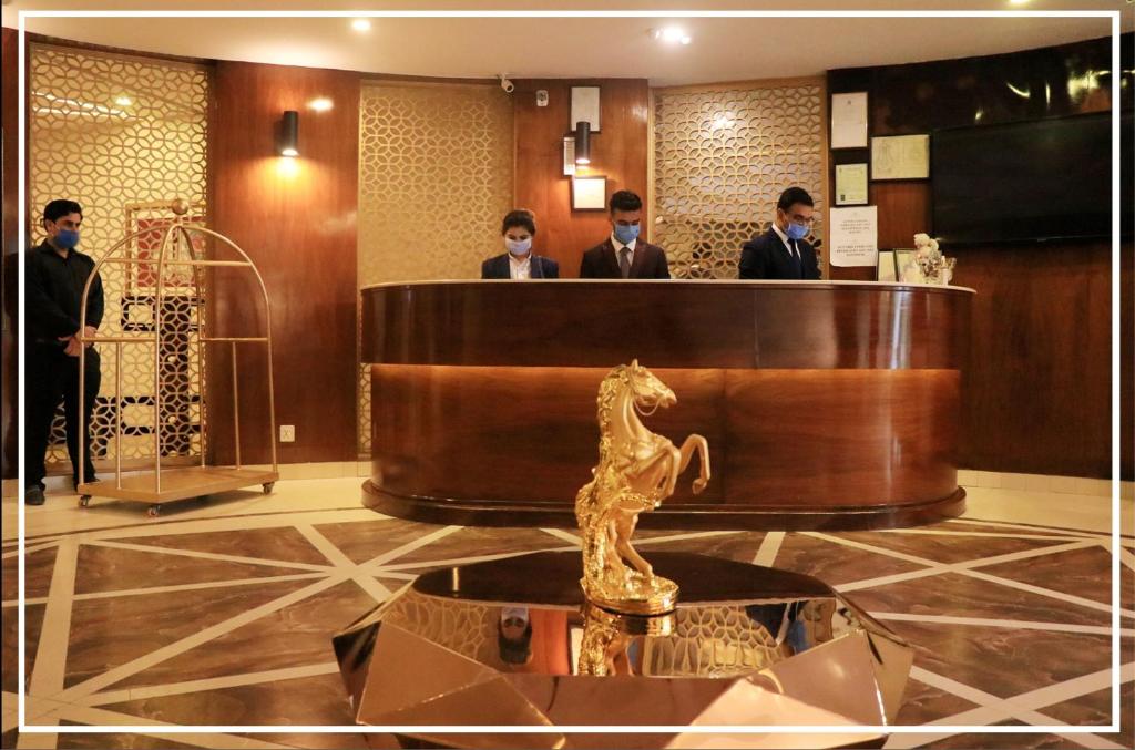 拉合尔Hilton Suites Lahore的一群在大堂戴面具的人