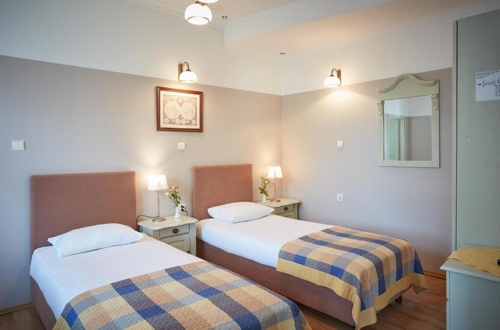 克拉科夫Batory Annex的酒店客房,设有两张床和镜子