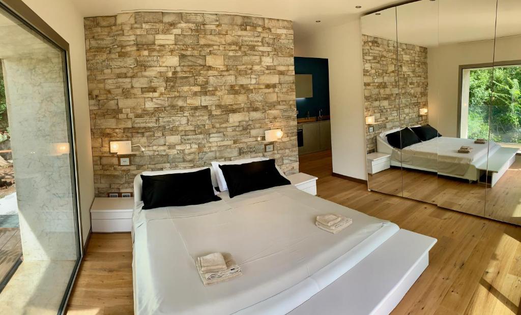 阿夸拉尼亚LA FORESTALE Luxury Ecolodge Piano Terra- Appt的卧室配有一张白色大床