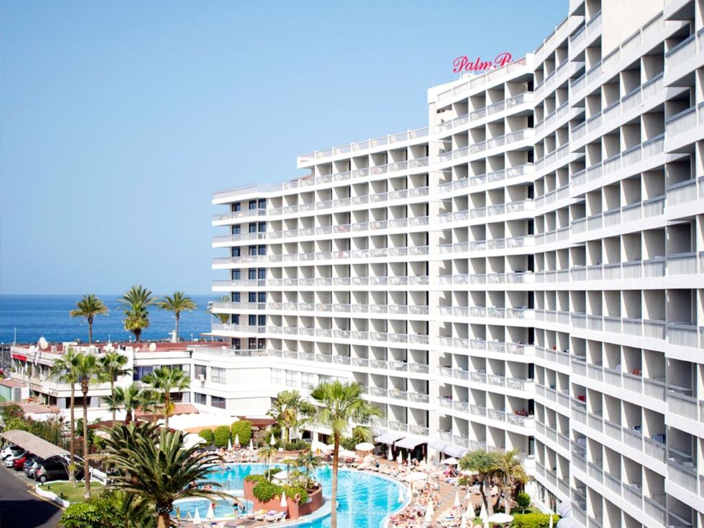 美洲海滩Palm Beach - Excel Hotels & Resorts的享有带游泳池和大海的大型酒店的景致