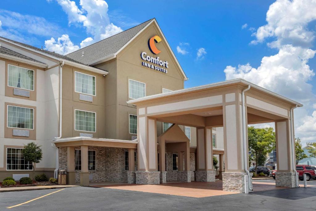 北小石城Comfort Inn & Suites North Little Rock JFK Blvd的享有酒店正面的景致,设有门控入口