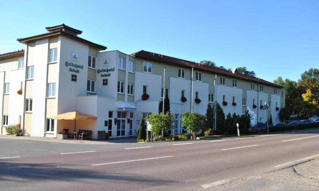 Lubast鲁巴斯特希斯酒店的道路一侧的白色大建筑