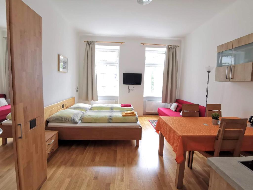 维也纳赫尔瓦斯特拉街公寓的一间卧室设有一张床和一间客厅。