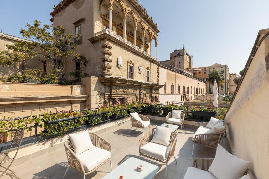 巴勒莫I Mori di Porta Nuova Suite & Terrace的一座带桌椅的庭院和一座建筑