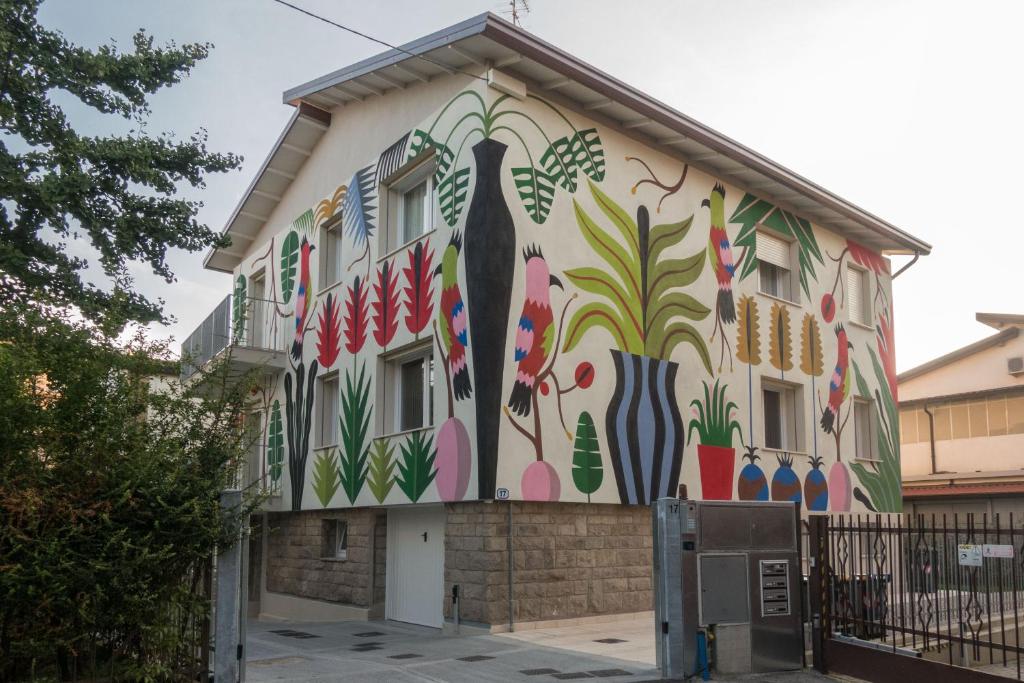 帕多瓦Da Coco - Apartments的一面有壁画的建筑