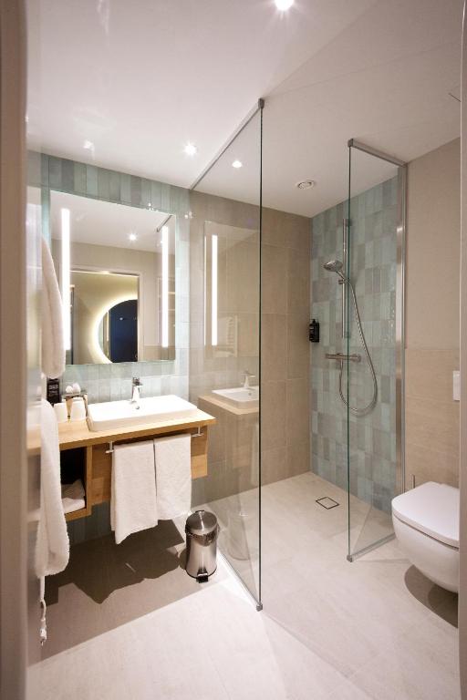 帕恩多夫ibis Styles Parndorf Neusiedler See的带淋浴、水槽和马桶的浴室