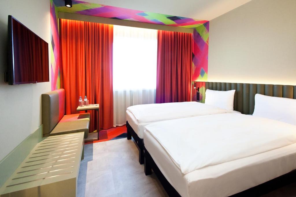 ibis Styles Parndorf Neusiedler See客房内的一张或多张床位