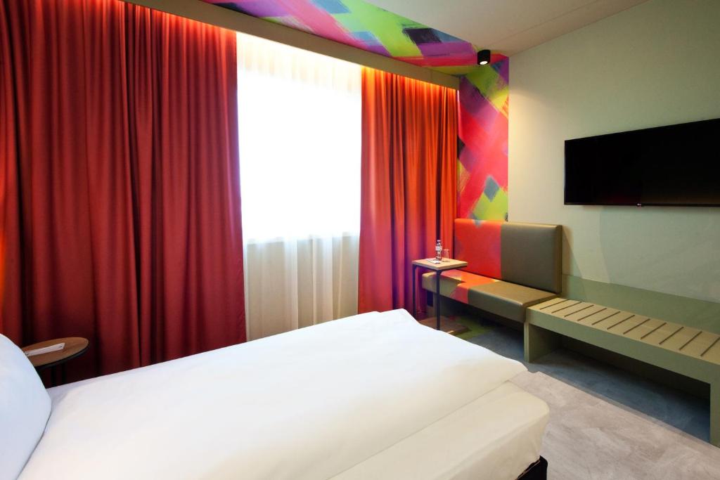 ibis Styles Parndorf Neusiedler See的电视和&#47;或娱乐中心